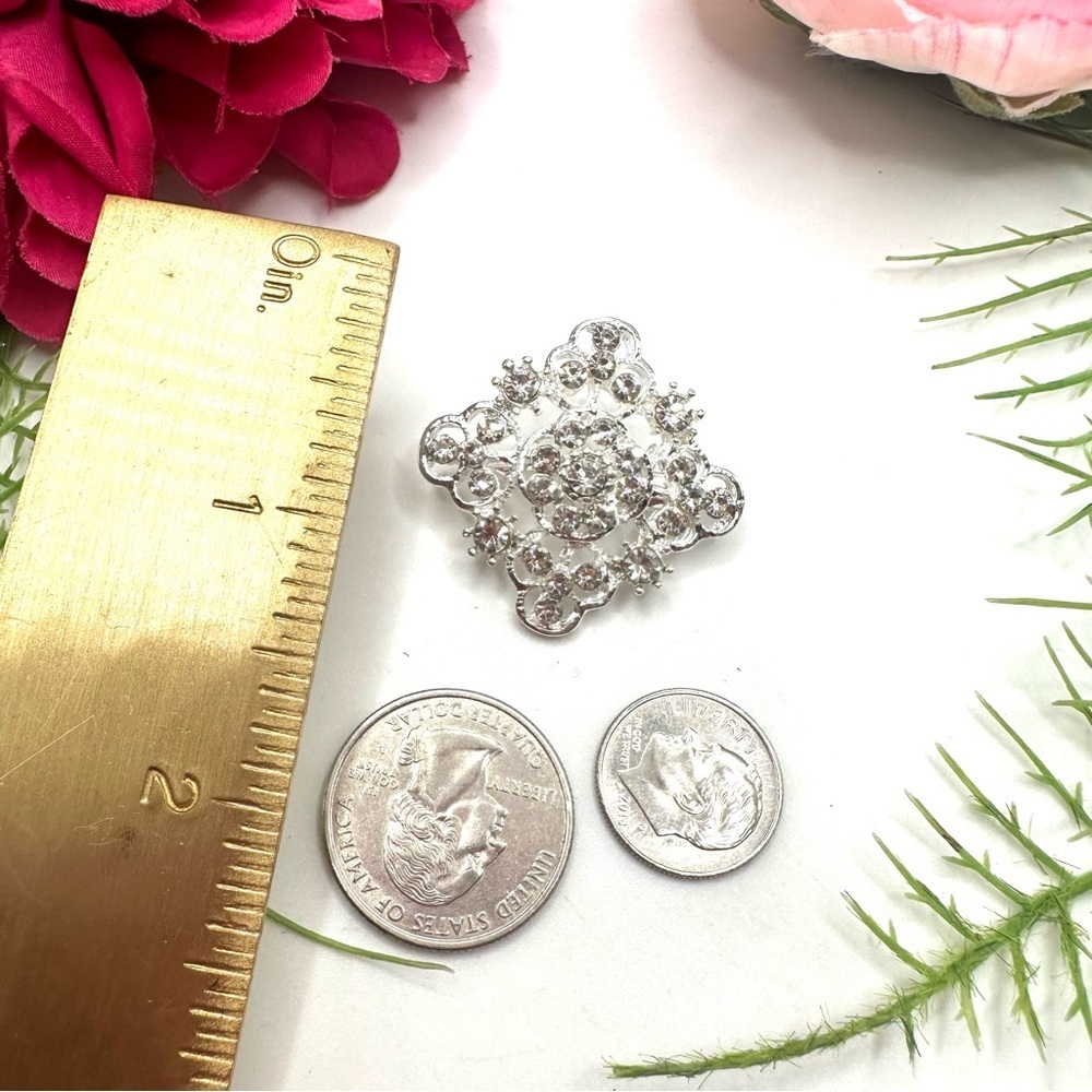 NEW⚜️Classic Crystal Cluster Embellished Brooch - Picture 5 of 5